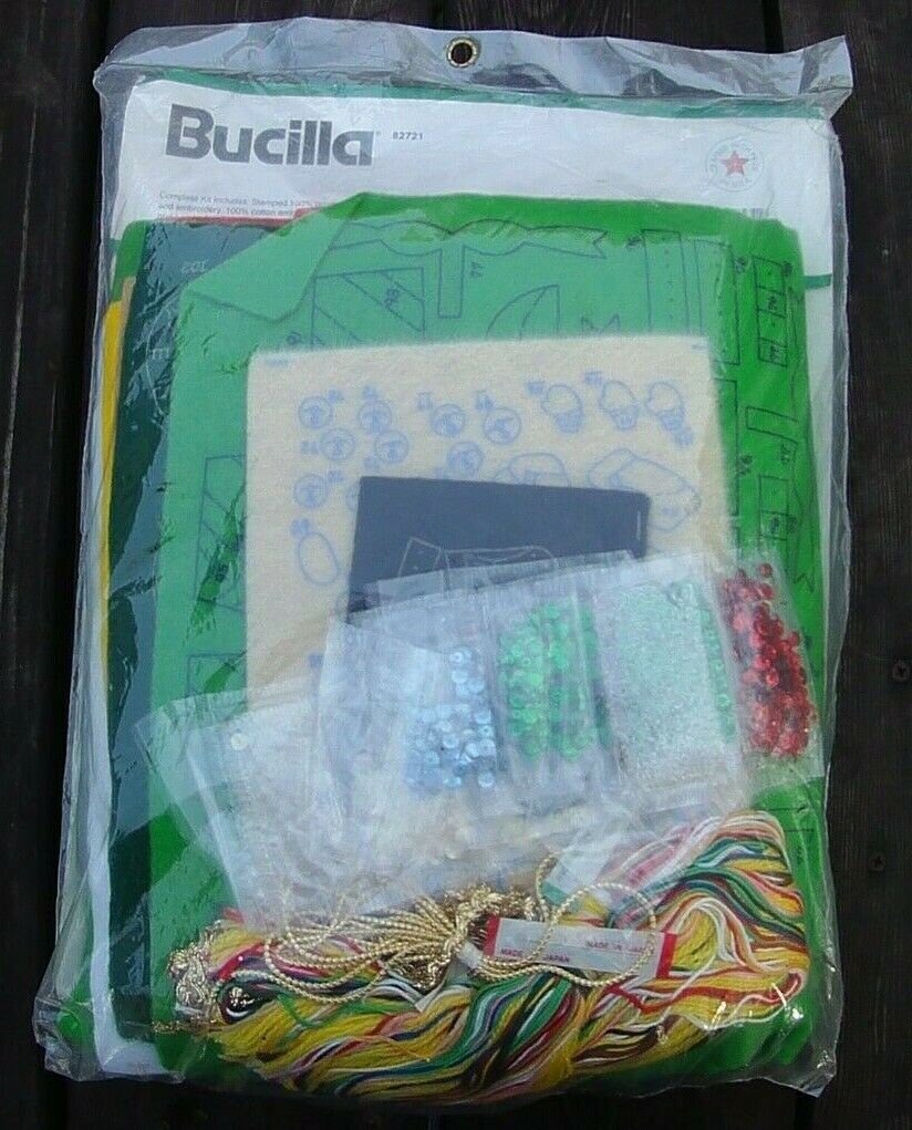 NEW Vintage 1990's Bucilla We Saw Santa Tree Felt Skirt Christmas 82721 Kit Santa Claus Sled Reindeer Vintage Decor Retro Holidays dup