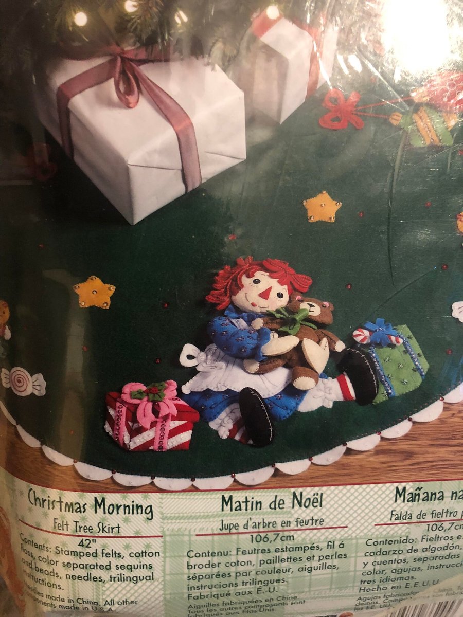 New Bucilla Felt Tree Skirt Raggedy Ann & Andy CHRISTMAS MORNING Kit 86145 Holiday Decor Table Cover Holiday Craft Kit