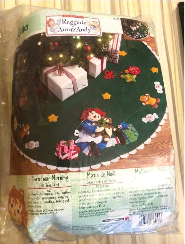 New Bucilla Felt Tree Skirt Raggedy Ann & Andy CHRISTMAS MORNING Kit 86145 Holiday Decor Table Cover Holiday Craft Kit